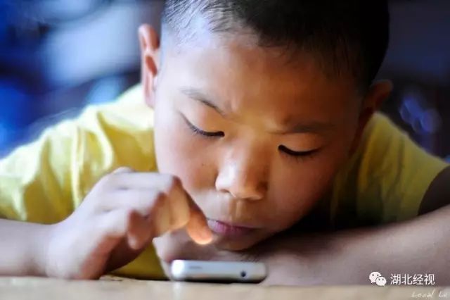 初二学生偷拿父母万元充值王者光荣！如何防范沉迷游戏专家这样说