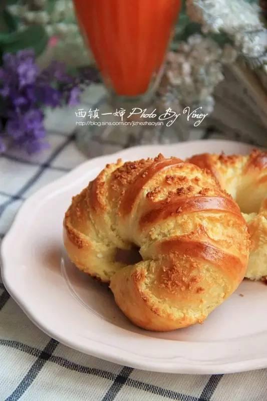 怎么做的面包烤出来软软的好吃,自己做的面包没有面包店松软香甜