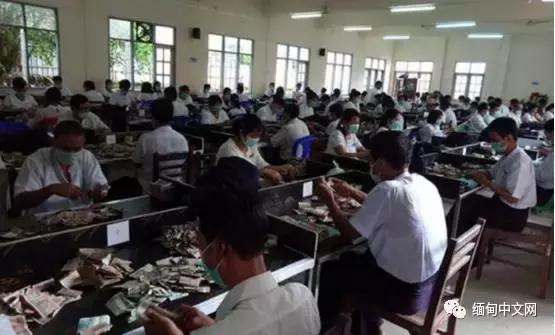 公交上把纸币撕成两半使用，以后将被定罪！