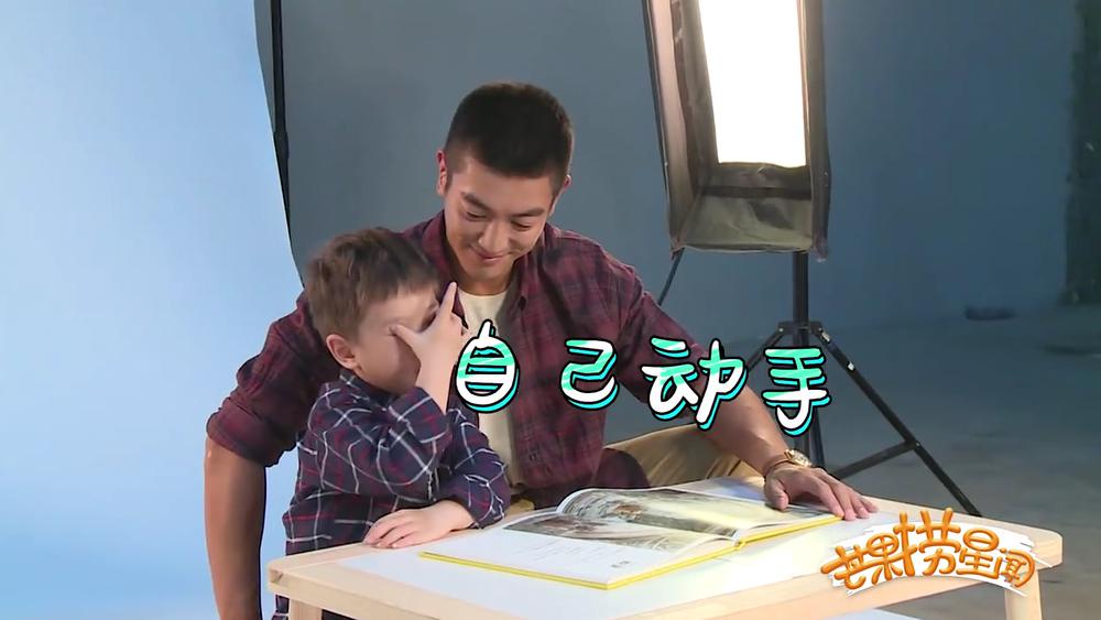 Jasper是个吃货啊！波板糖李子包包，看他吃的像只小仓鼠我都饿了