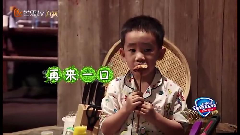 Jasper是个吃货啊！波板糖李子包包，看他吃的像只小仓鼠我都饿了