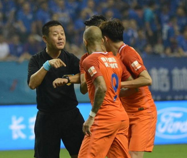 帮延边保级、解决申花纠纷，“居委会大妈”鲁能干得越来越称职了