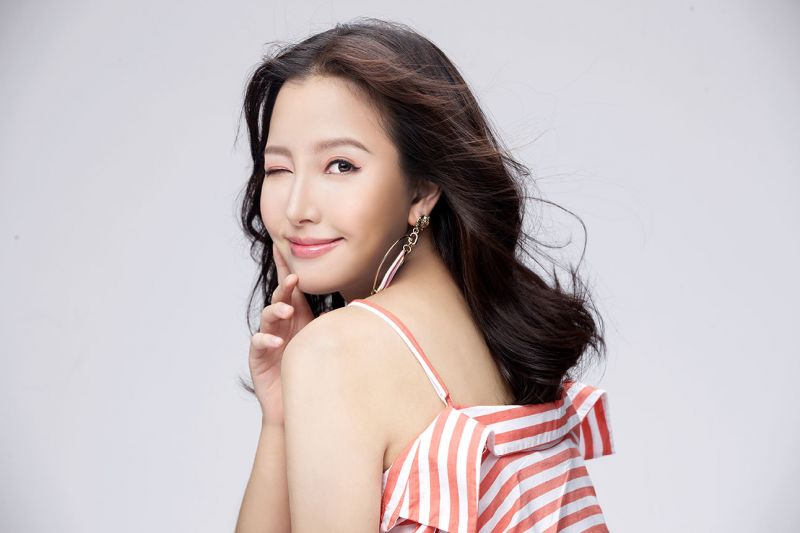 好看的单眼皮粉色眼影,粉红色眼影迷人的眼神