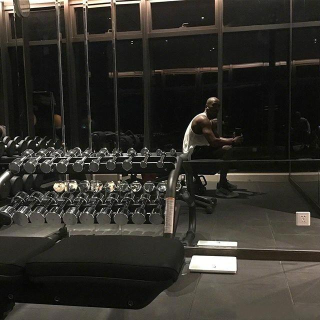 科比晃肩如何变得更丝滑,科比身材肌肉照片