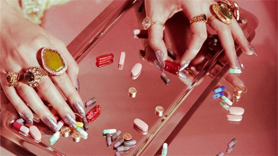 从来都没有整顿过得药箱，在里面发现了这个