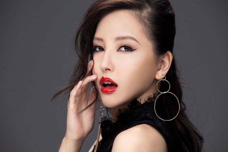 好看的单眼皮粉色眼影,粉红色眼影迷人的眼神