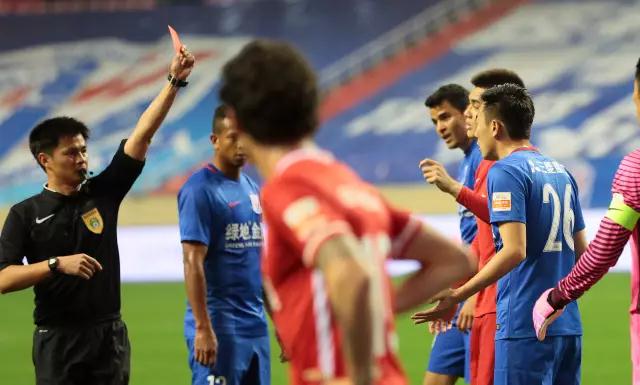 上海申花14轮不败继续领跑,申花惨遭上港6球横扫