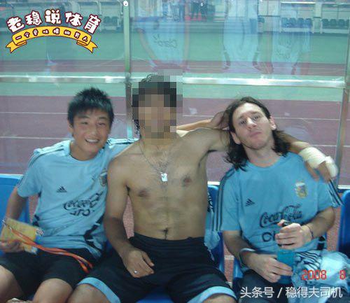 他才是真正的中国最佳前锋，从不晒富炫妻，资助贫困儿童踢球