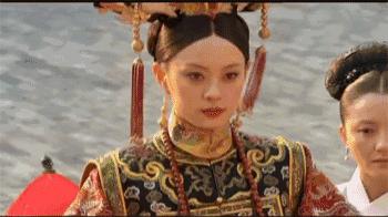 她比邓文迪更甄嬛，嫁大29岁重病富商，从狗仔逆袭为香港女首富