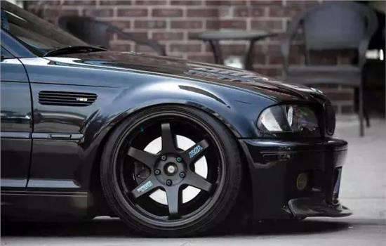 宝马325li曜夜换米其林18寸防爆胎,宝马x5用米其林还是马牌的防爆胎