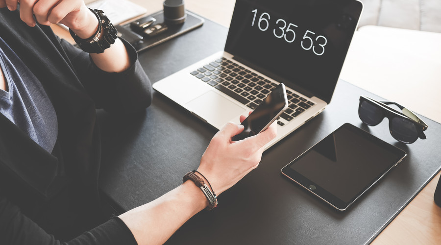 如今的社交：充电两小时，通话五分钟