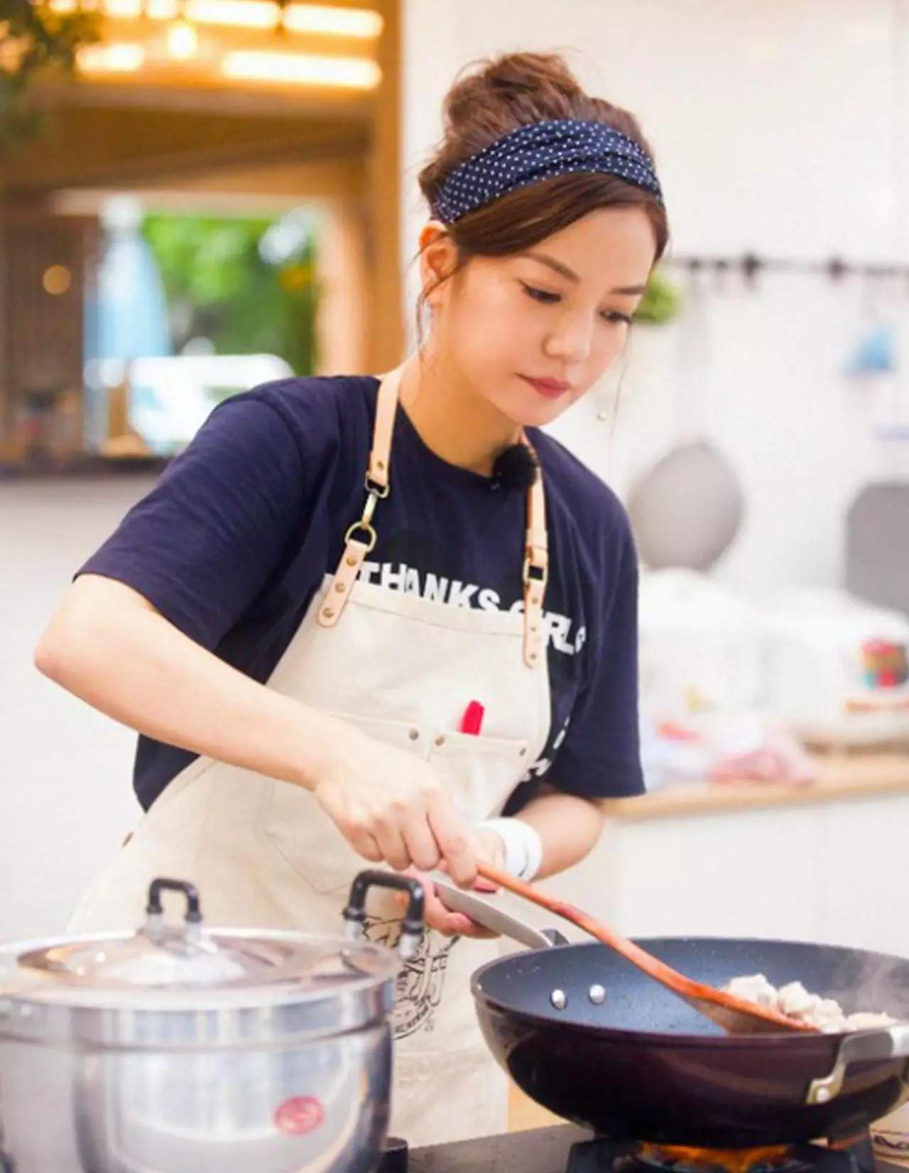 中餐厅1赵薇黄晓明周冬雨,周冬雨赵薇中餐厅同框被碾压