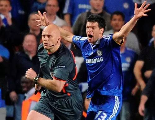 足球迎来了一个最让人遗憾的告别,足球那些感人的事