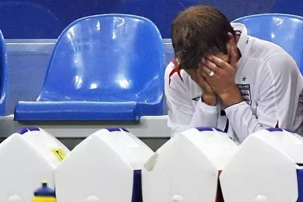 足球迎来了一个最让人遗憾的告别,足球那些感人的事