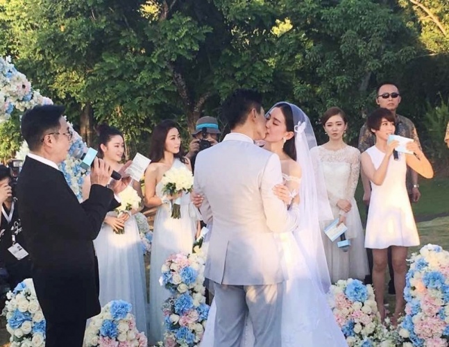 隆诗大婚深情告白霍建华抢合照新郎扬言生5个