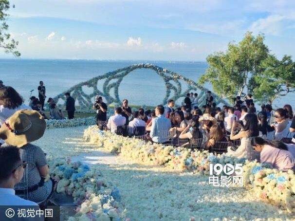 隆诗大婚深情告白霍建华抢合照新郎扬言生5个