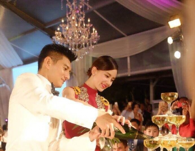 隆诗大婚深情告白霍建华抢合照新郎扬言生5个