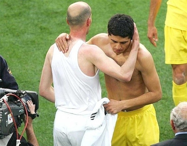 足球迎来了一个最让人遗憾的告别,足球那些感人的事