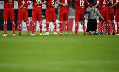 足球迎来了一个最让人遗憾的告别,足球那些感人的事