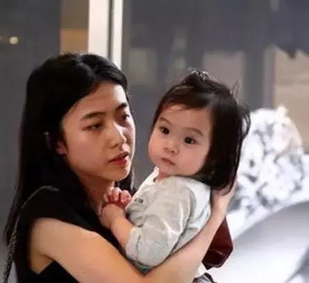 她比邓文迪更甄嬛，嫁大29岁重病富商，从狗仔逆袭为香港女首富