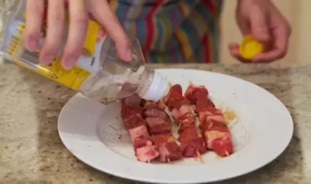 不用炭炉一样做出火气十足的羊肉串