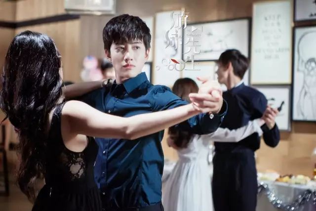 mike帅气腹肌,mike露腹肌