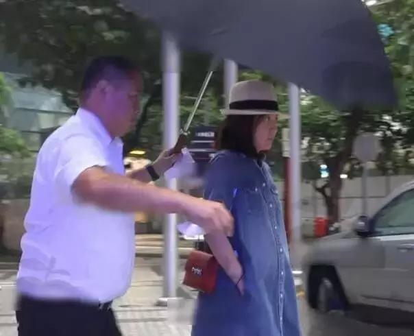 她比邓文迪更甄嬛，嫁大29岁重病富商，从狗仔逆袭为香港女首富