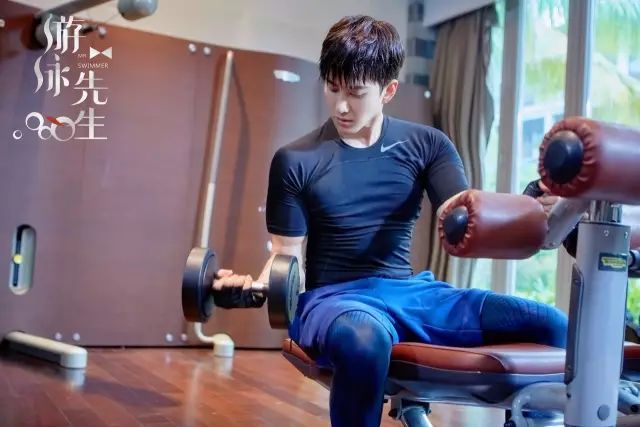 mike帅气腹肌,mike露腹肌