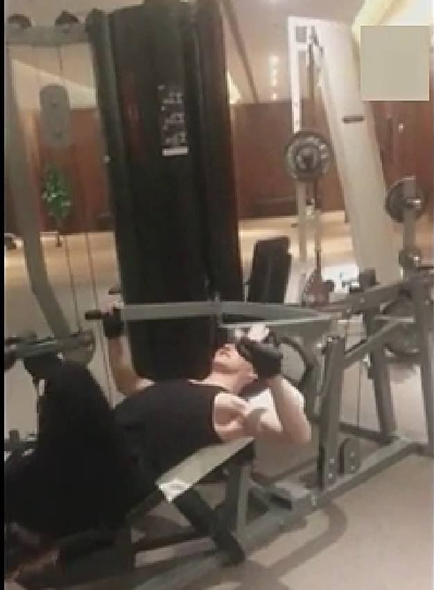 mike帅气腹肌,mike露腹肌