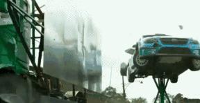 假摔、吊威亚、真人被撞飞，影视剧中的车祸戏是这么拍的？！