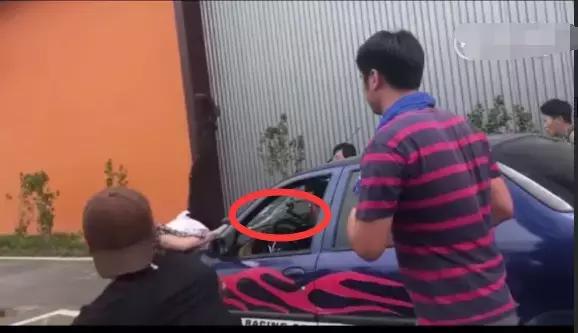 假摔、吊威亚、真人被撞飞，影视剧中的车祸戏是这么拍的？！