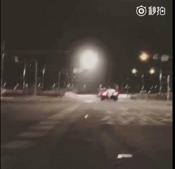 假摔、吊威亚、真人被撞飞，影视剧中的车祸戏是这么拍的？！