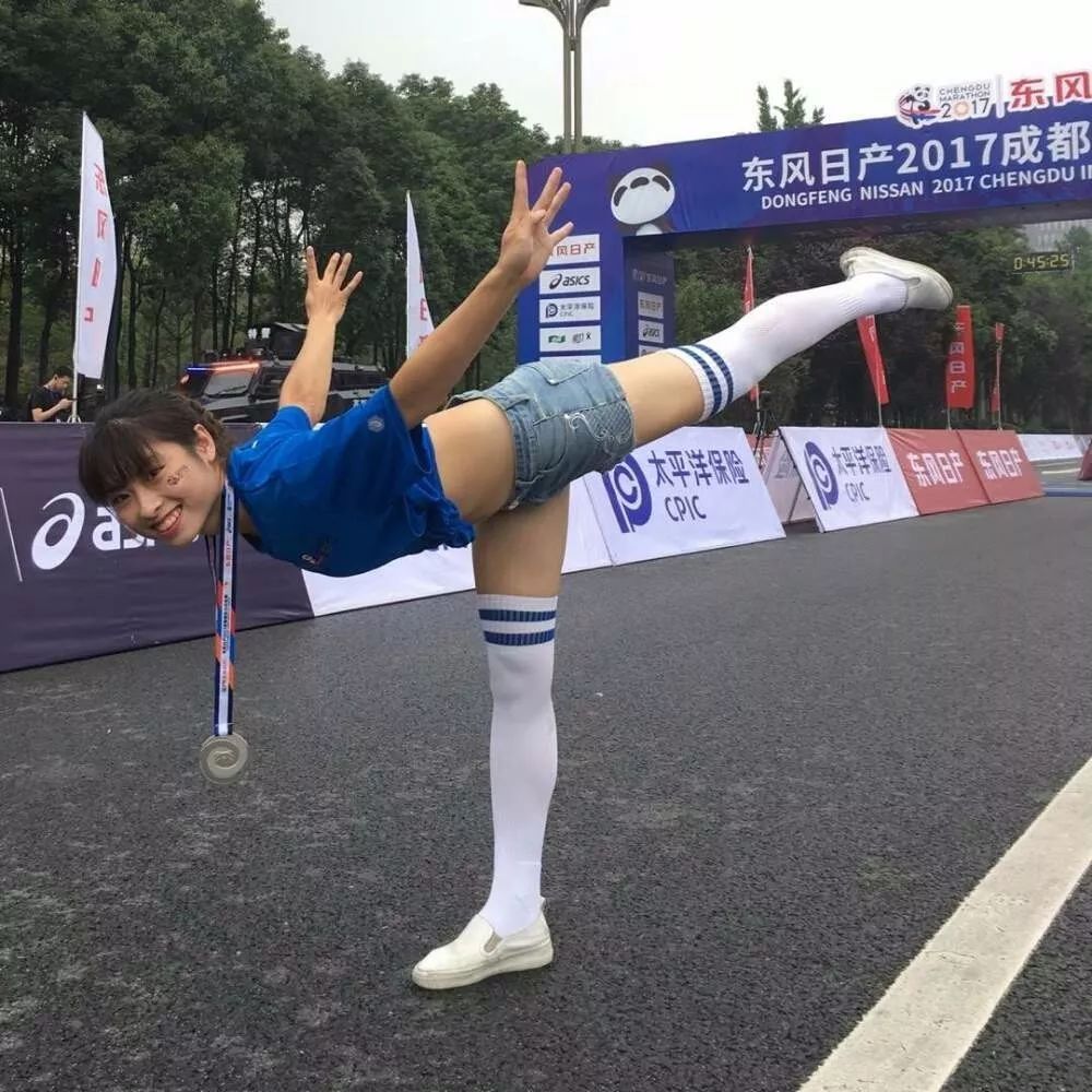 马路中间一抹红，初看还以为是足球宝贝呢，瑜伽练得真好