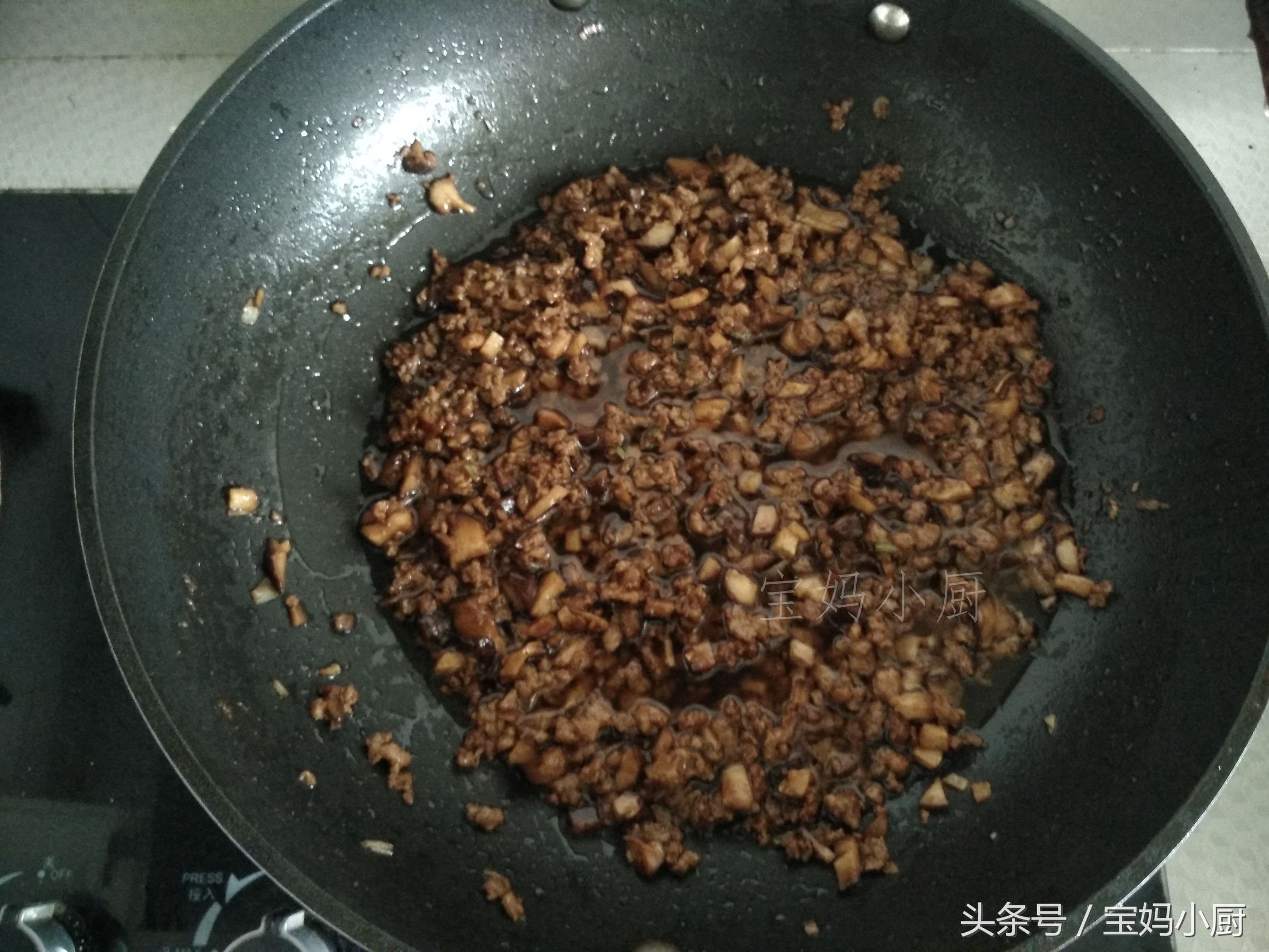 萝卜素馅包子最好吃的做法,自制香喷喷的猪肉萝卜馅包子