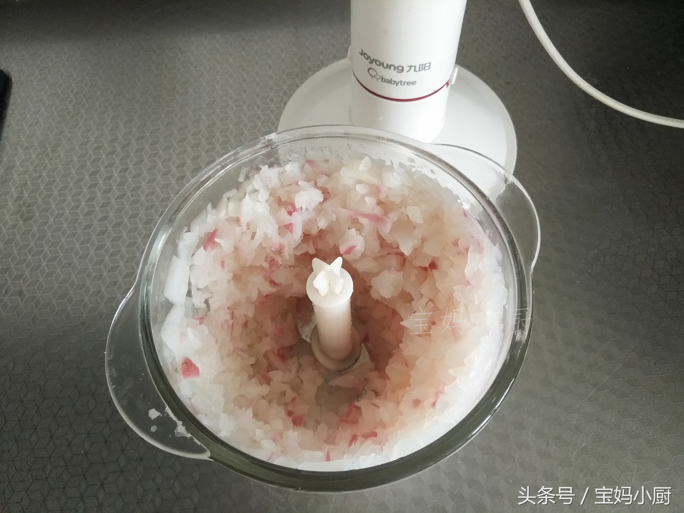 萝卜素馅包子最好吃的做法,自制香喷喷的猪肉萝卜馅包子