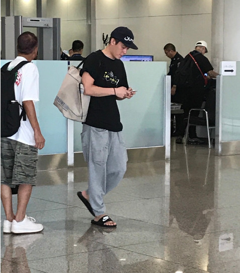 陈冠希穿着黑色戴帽卫衣拍照,陈冠希穿西装照