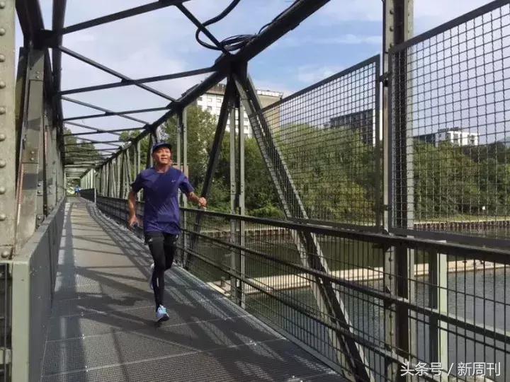 一位80多岁的老爷爷跑马拉松,71岁老人马拉松100公里