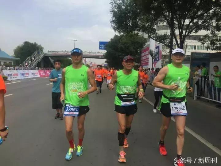 一位80多岁的老爷爷跑马拉松,71岁老人马拉松100公里