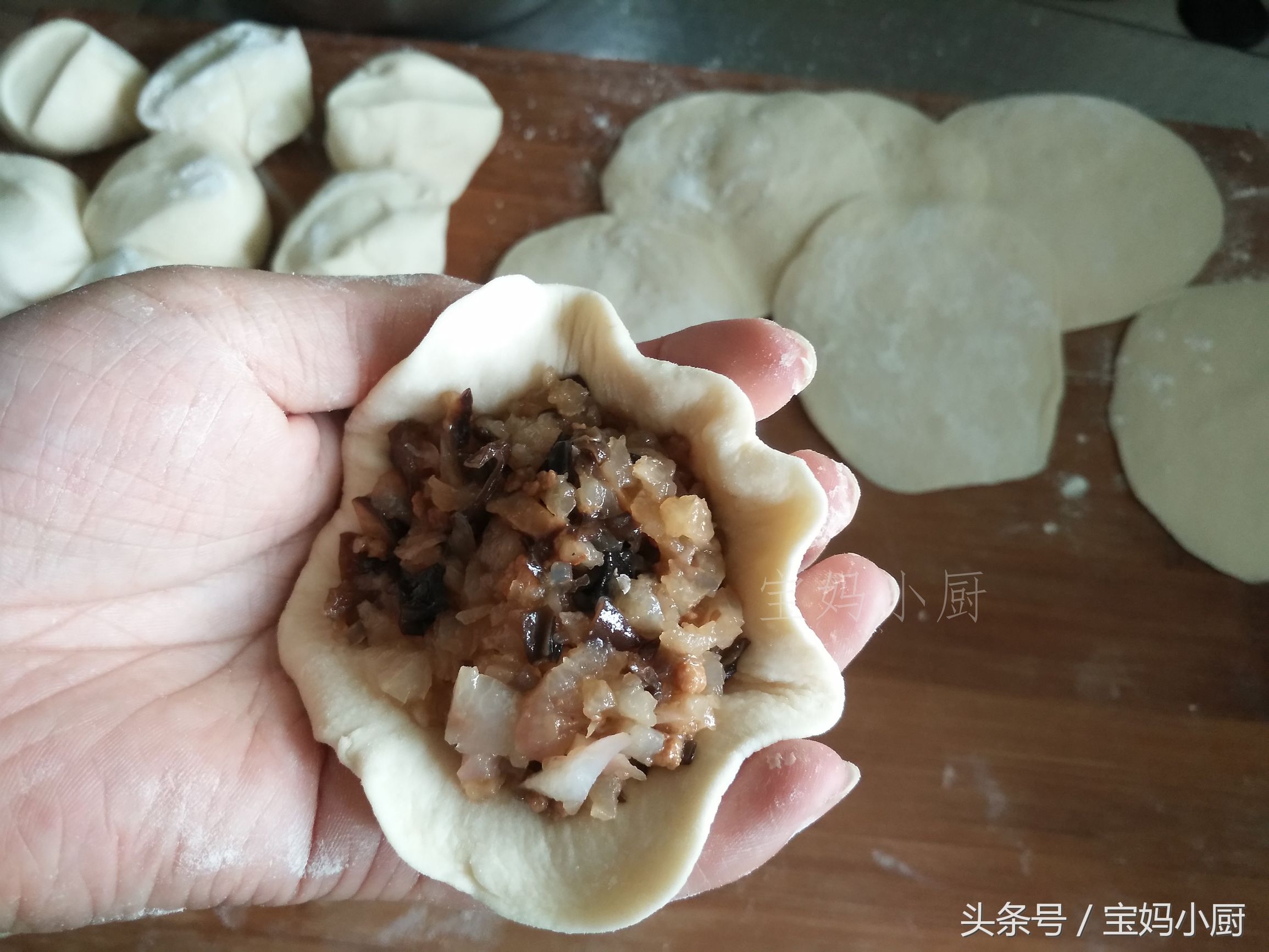 萝卜素馅包子最好吃的做法,自制香喷喷的猪肉萝卜馅包子