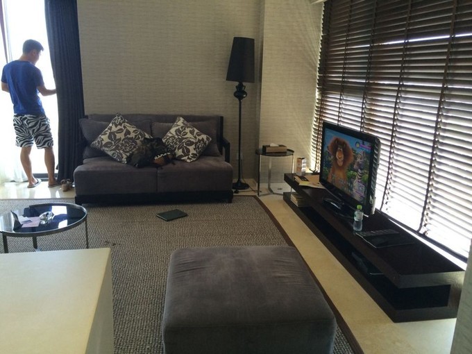 在三亚的沙滩上晒太阳,三亚海边晒太阳