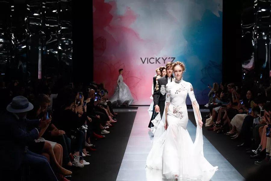 首登米兰，亲子女王“荷”你引领世界亲子装潮流