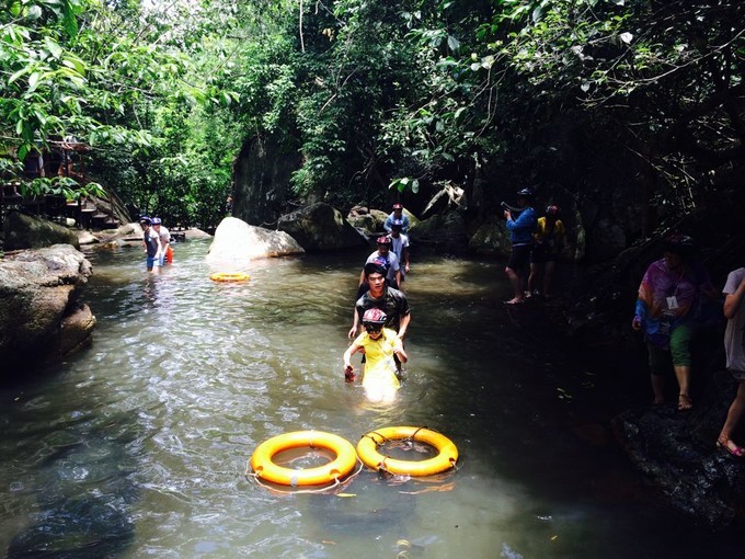 在三亚的沙滩上晒太阳,三亚海边晒太阳