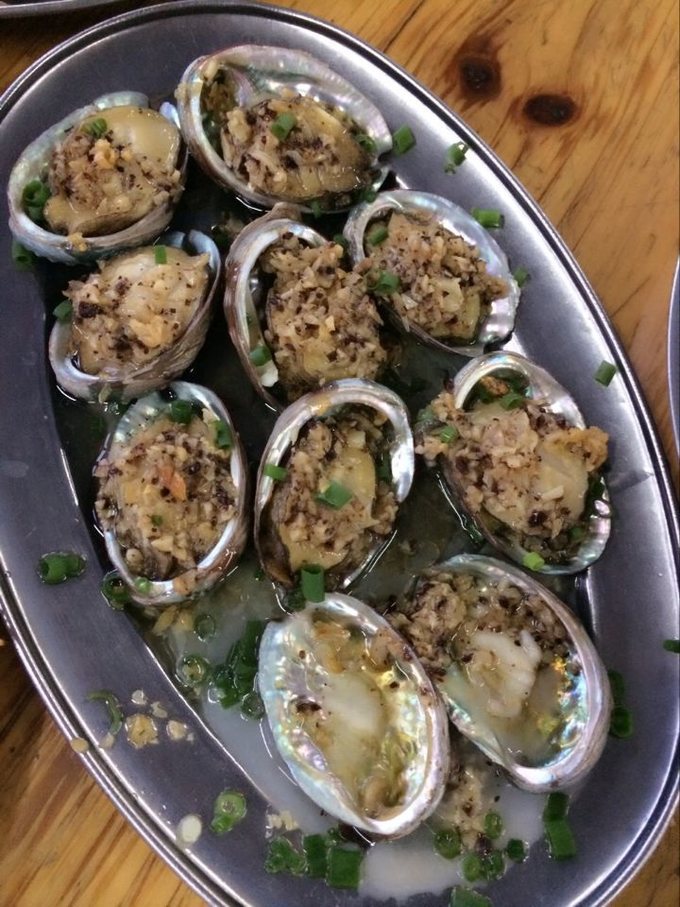 在三亚的沙滩上晒太阳,三亚海边晒太阳