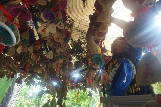 在三亚的沙滩上晒太阳,三亚海边晒太阳