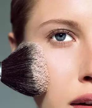 有没有不对皮肤导致负担的彩妆,哪个牌子的彩妆对脸没有伤害