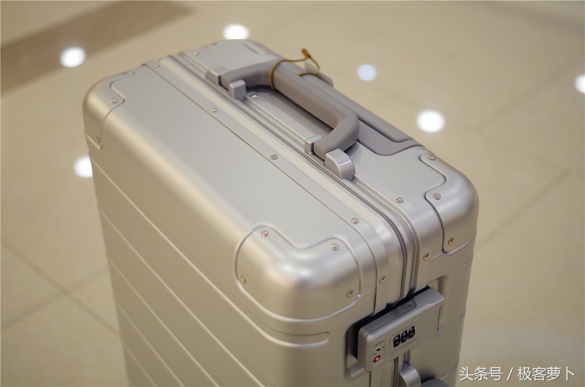 999元+镁铝合金+TSA锁，小米再扮价格屠夫叫板RIMOWA
