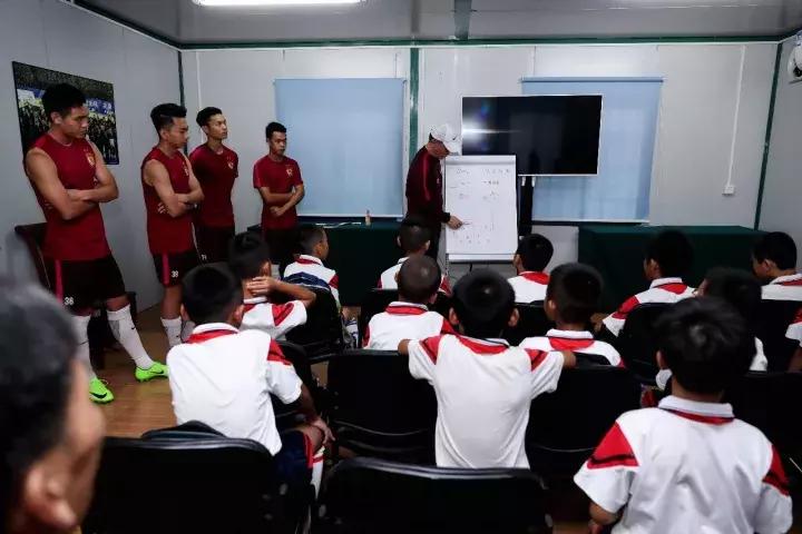 种子计划｜足球小将走进恒大基地傅博讲解阵型战术