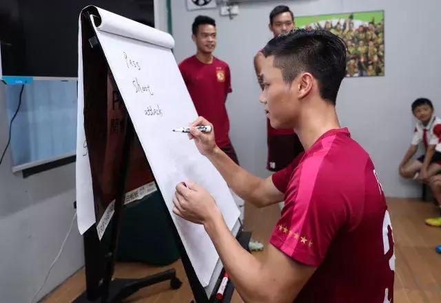 种子计划｜足球小将走进恒大基地傅博讲解阵型战术