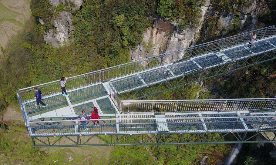 惊险刺激的炸裂玻璃栈道,吓尿玻璃桥视频