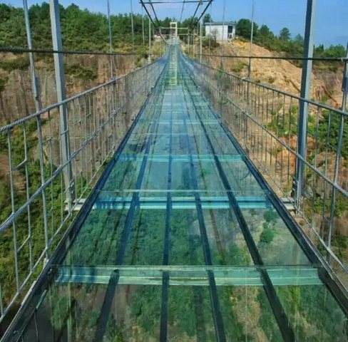 惊险刺激的炸裂玻璃栈道,吓尿玻璃桥视频